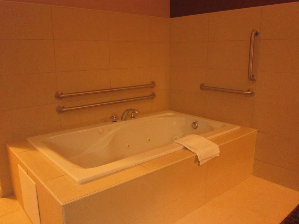 Red Carpet Inn And Suites Monmouth Junction Quarto foto